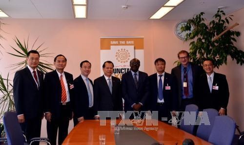 Vietnam boosts cooperation with global economic organizations - ảnh 1